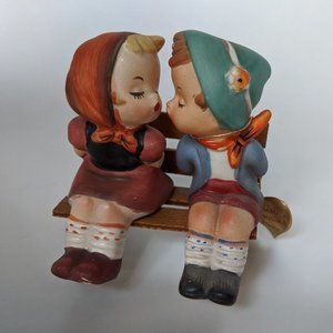 Vintage Kissing Boy & Girl Salt/Pepper C4073